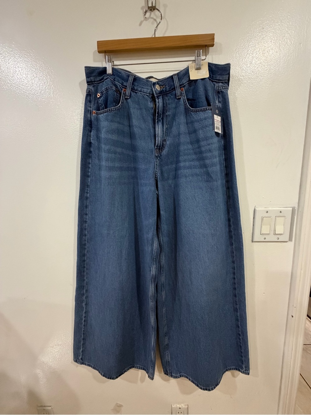 Universal Thread Wide-Leg Jeans in Medium Blue Wash